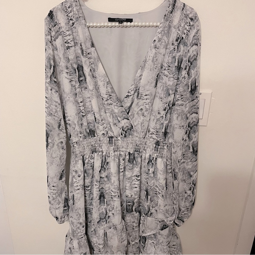 19 Cooper Black and White V neck Long Sleeve dress